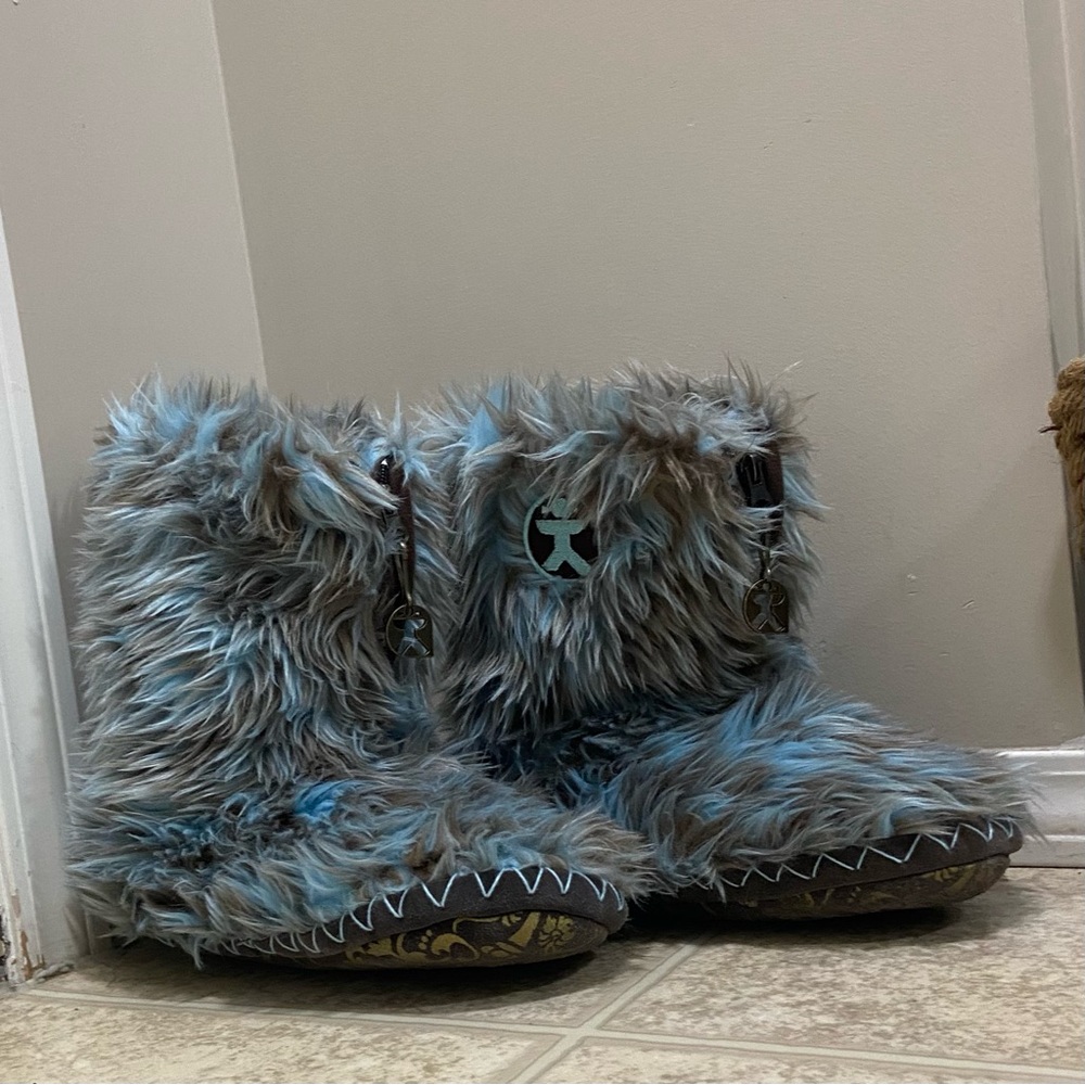 Bedroom Athletics Furry Blue and Brown Boots